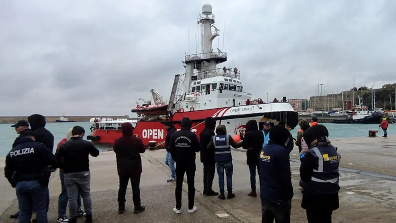 Crotone, fermo amministrativo della nave con 57 migranti a bordo. Open Arms: «Procedura ingiustificata»