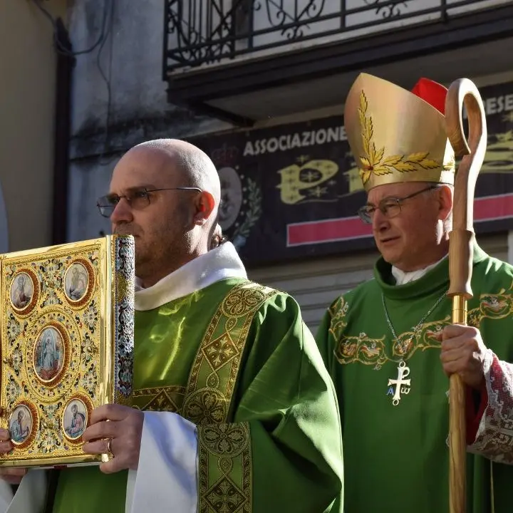 Parroco picchiato, il vescovo Alberti a Varapodio: «Sono venuto a raccogliere fiducia e a dare speranza»