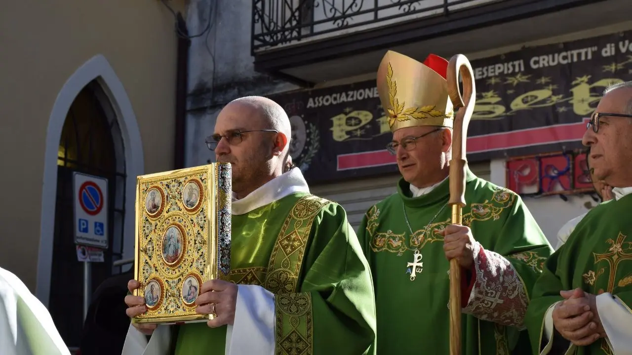 Parroco picchiato, il vescovo Alberti a Varapodio: «Sono venuto a raccogliere fiducia e a dare speranza»