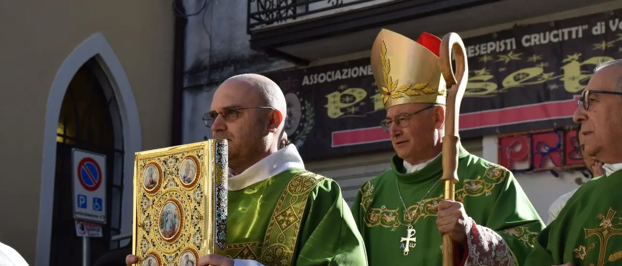 Parroco picchiato, il vescovo Alberti a Varapodio: «Sono venuto a raccogliere fiducia e a dare speranza»