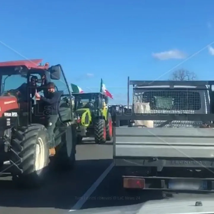 La protesta degli agricoltori paralizza la Calabria. E domani i trattori punteranno verso la Regione