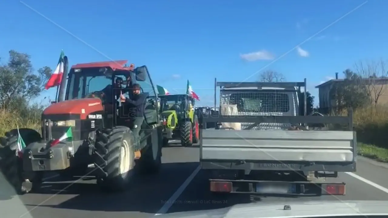 La protesta degli agricoltori paralizza la Calabria. E domani i trattori punteranno verso la Regione