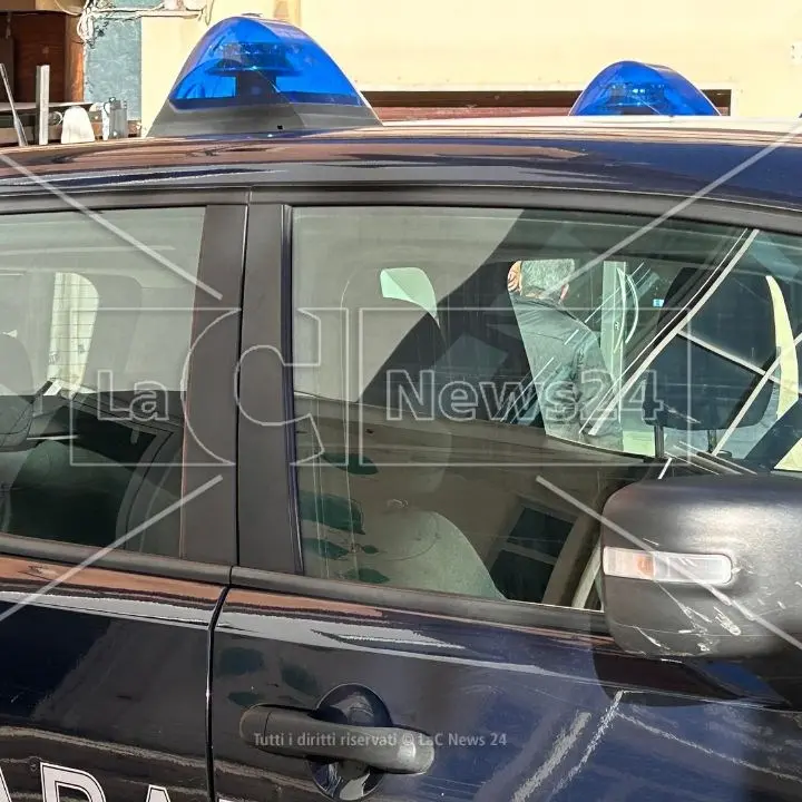 Marito e moglie trovati morti in casa: ipotesi omicidio-suicidio, la figlia 13enne dormiva nell’appartamento
