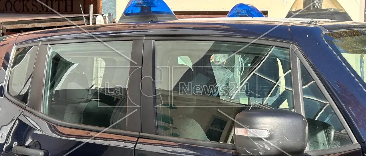 Marito e moglie trovati morti in casa: ipotesi omicidio-suicidio, la figlia 13enne dormiva nell’appartamento