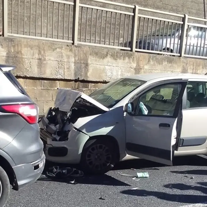 Incidente a Catanzaro, scontro tra due auto in città: quattro feriti e disagi alla viabilità