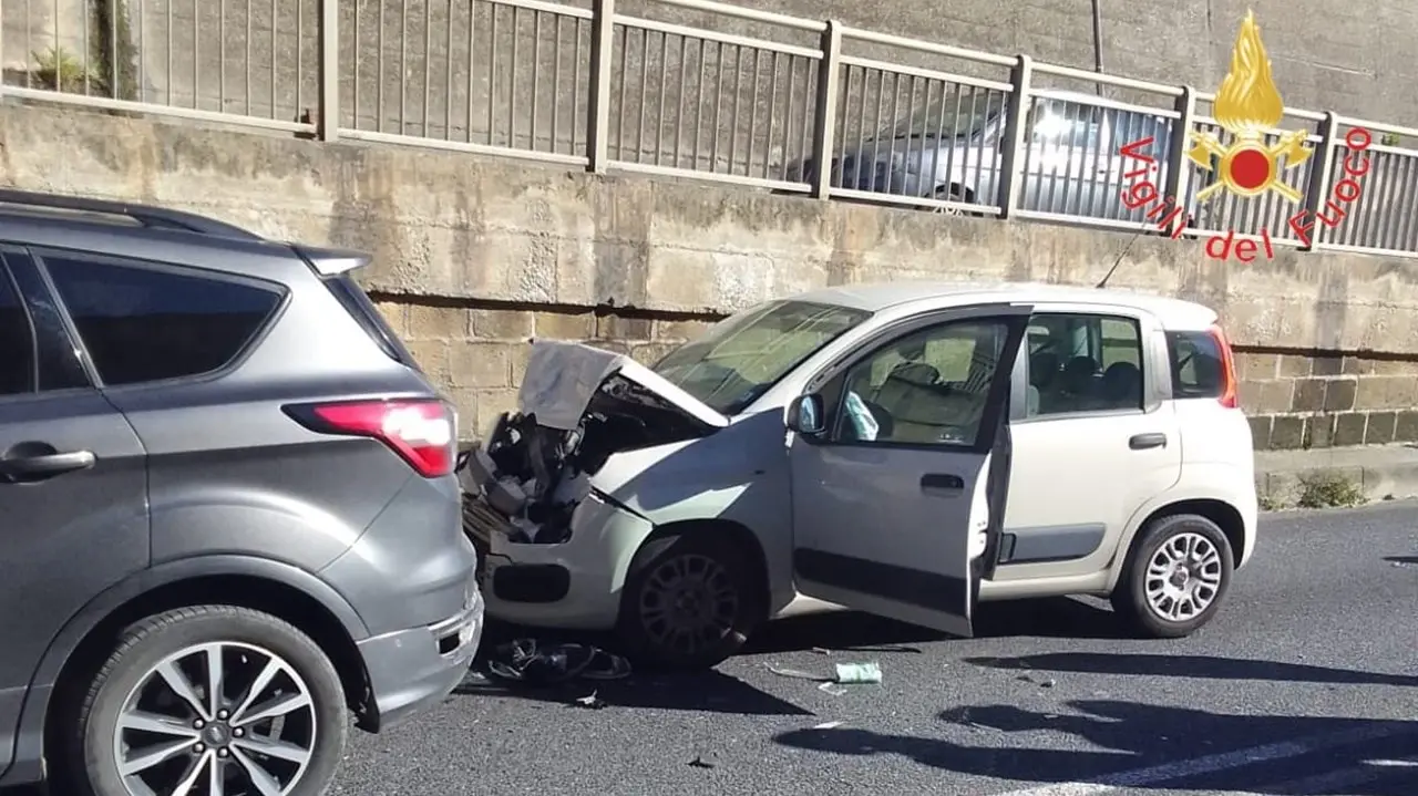 Incidente a Catanzaro, scontro tra due auto in città: quattro feriti e disagi alla viabilità