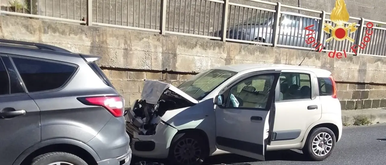 Incidente a Catanzaro, scontro tra due auto in città: quattro feriti e disagi alla viabilità