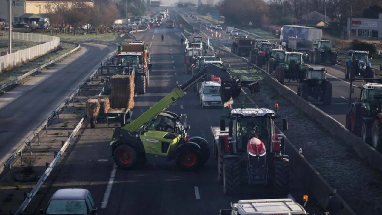 Drammatico incidente in Francia, auto travolge blocco degli agricoltori in protesta: morta una donna