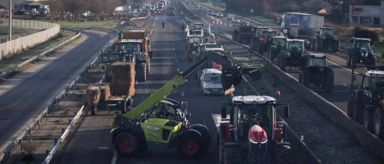 Drammatico incidente in Francia, auto travolge blocco degli agricoltori in protesta: morta una donna