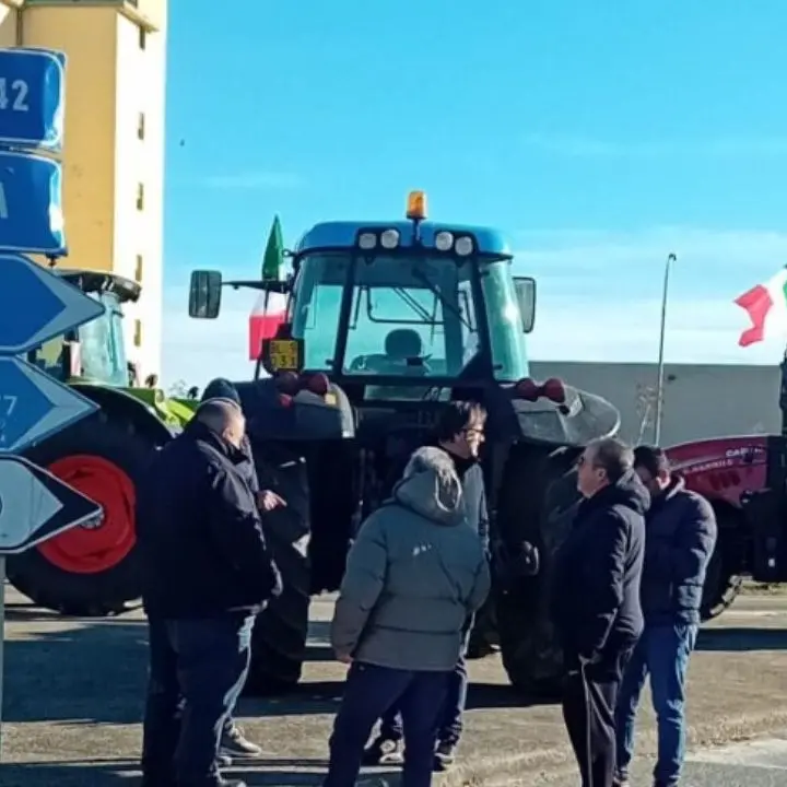 La rabbia degli agricoltori non si placa, i trattori bloccano ancora la statale 106 a Crotone