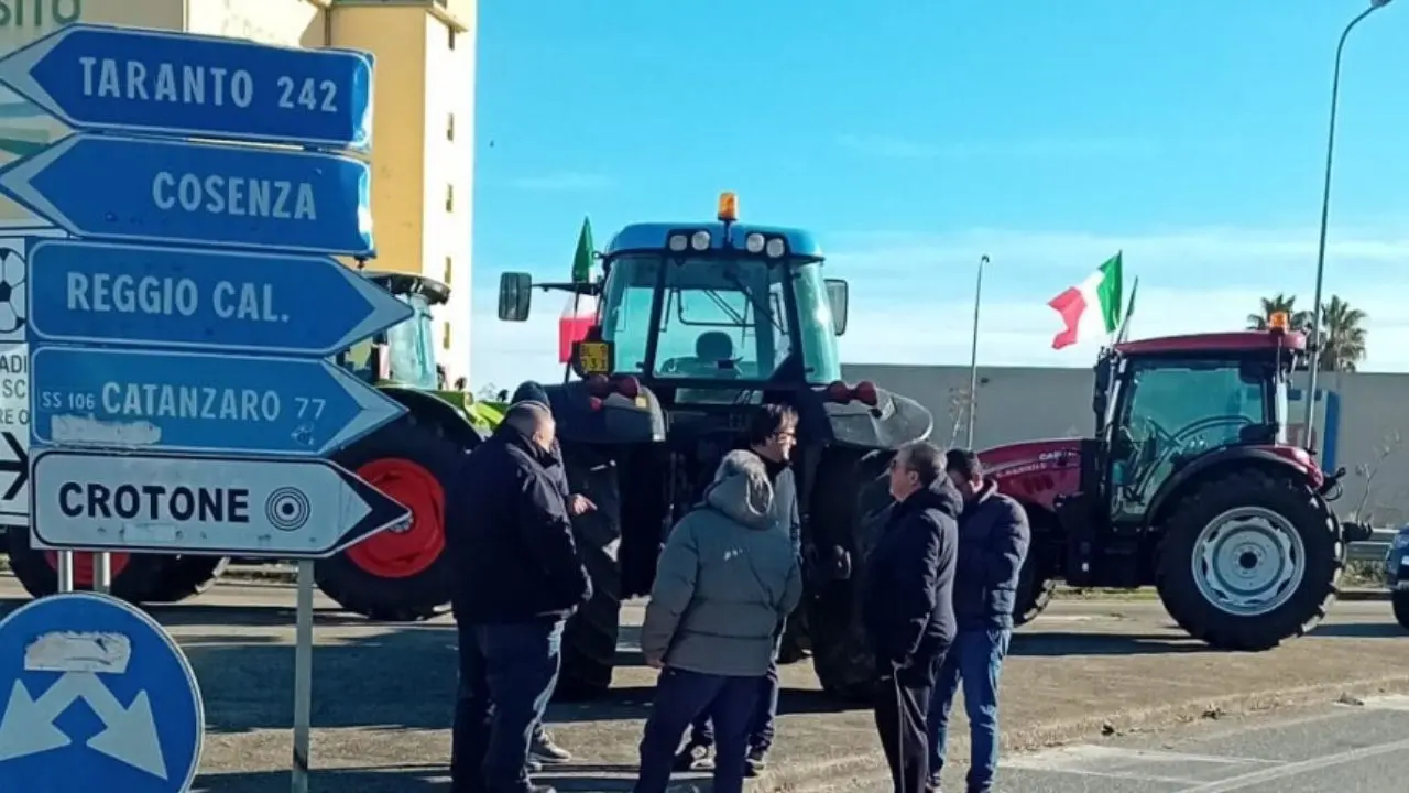 La rabbia degli agricoltori non si placa, i trattori bloccano ancora la statale 106 a Crotone