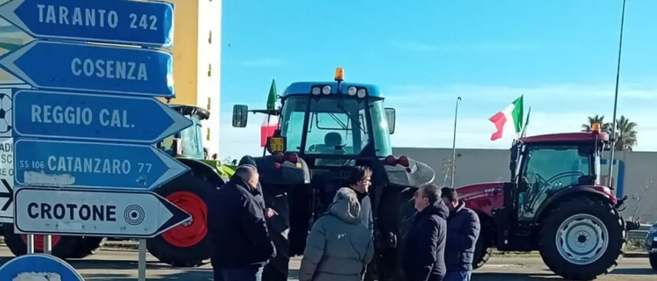 La rabbia degli agricoltori non si placa, i trattori bloccano ancora la statale 106 a Crotone