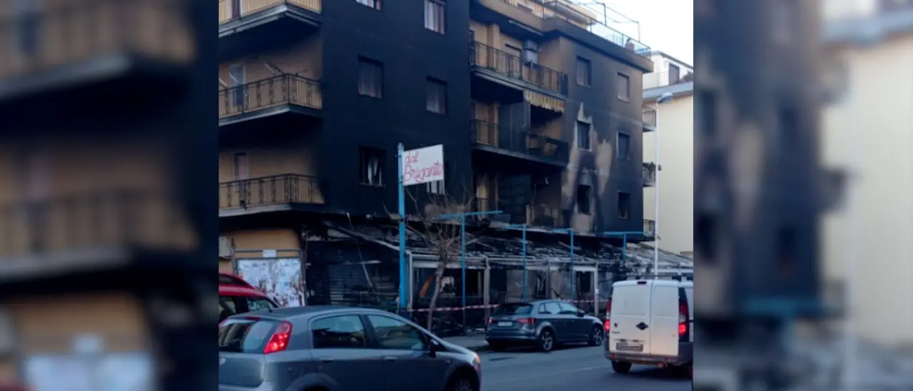 Paura a Scalea, incendio distrugge un negozio in centro: vigili del fuoco al lavoro