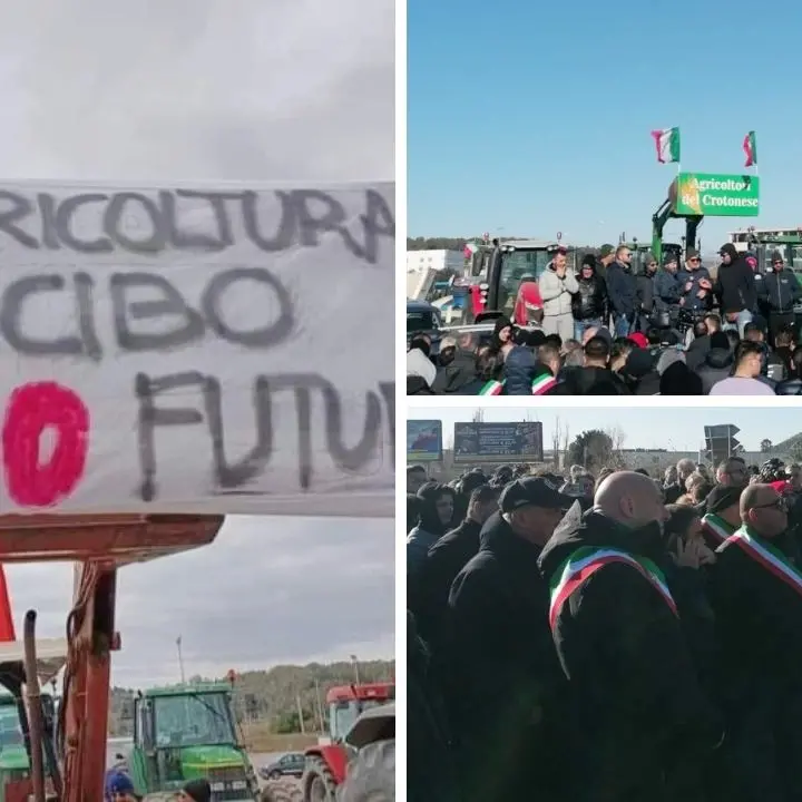 Protesta degli agricoltori, a Crotone sindaci con la fascia tricolore sulla 106 al fianco dei manifestanti
