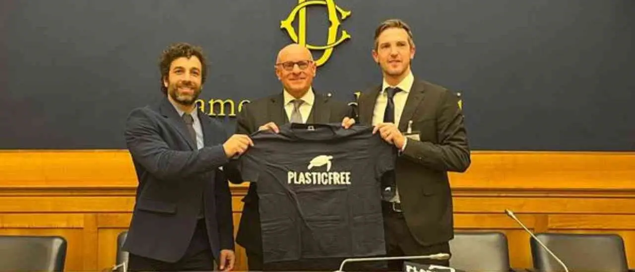 Plastic free, la Calabria tra le regioni con più comuni impegnati contro l’inquinamento: ecco i virtuosi