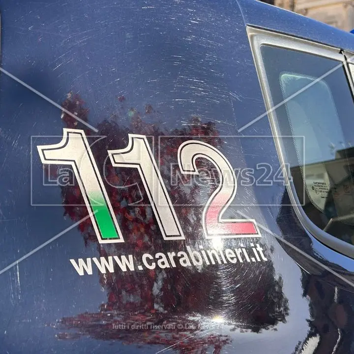 Rende, aggredirono un 25enne su un treno per estorcergli denaro: due arresti