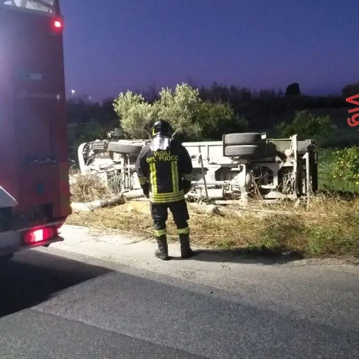 Incidente a Sellia Marina, camioncino dei rifiuti va fuori strada e si ribalta: conducente trasportato in ospedale