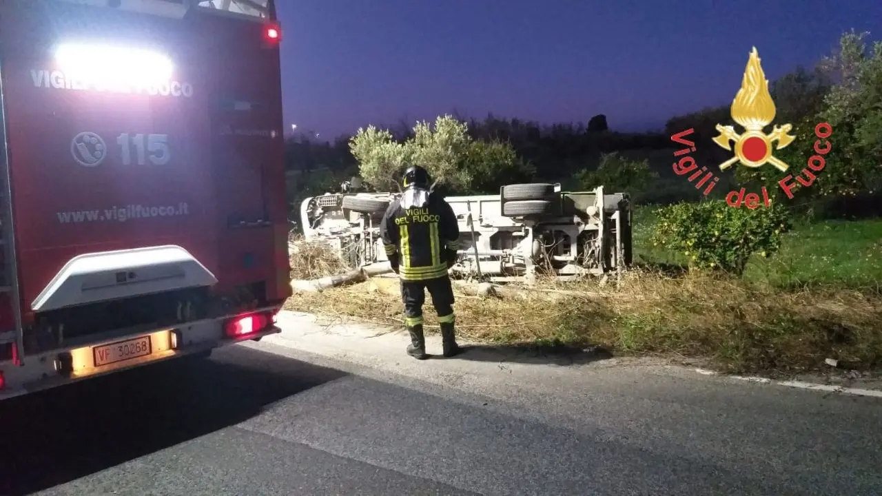 Incidente a Sellia Marina, camioncino dei rifiuti va fuori strada e si ribalta: conducente trasportato in ospedale