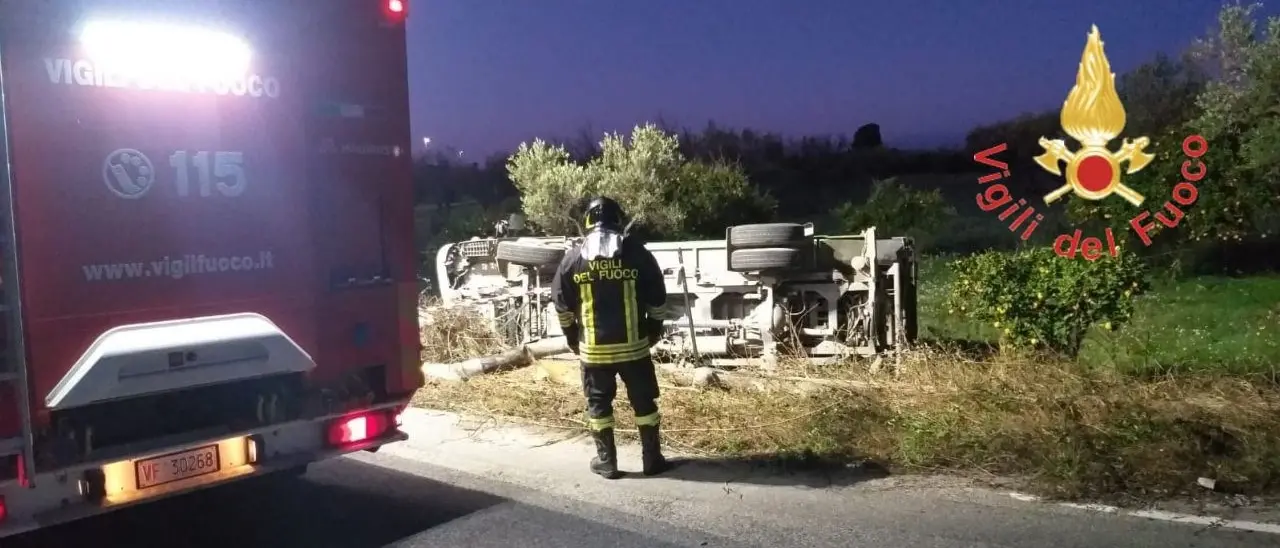 Incidente a Sellia Marina, camioncino dei rifiuti va fuori strada e si ribalta: conducente trasportato in ospedale