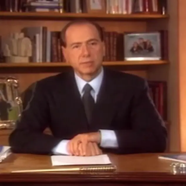 Fi spegne trenta candeline nel ricordo di Berlusconi: dal “discorso della calza” (che non c’era) alla Calabria cassaforte del partito