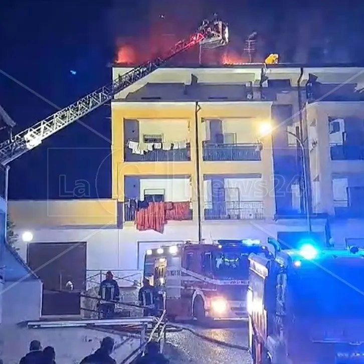 Incendio distrugge una palazzina a Corigliano: il rapido intervento dei soccorsi evita il peggio