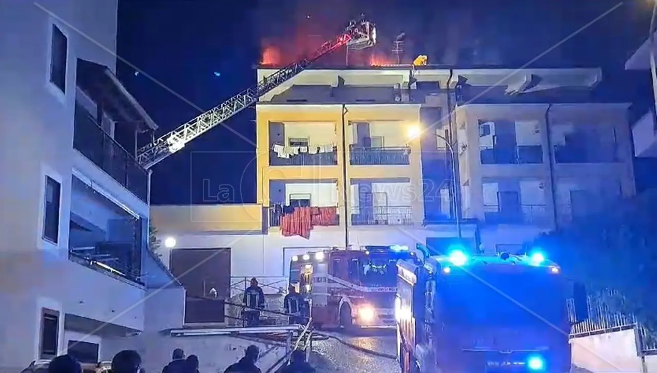 Incendio distrugge una palazzina a Corigliano: il rapido intervento dei soccorsi evita il peggio