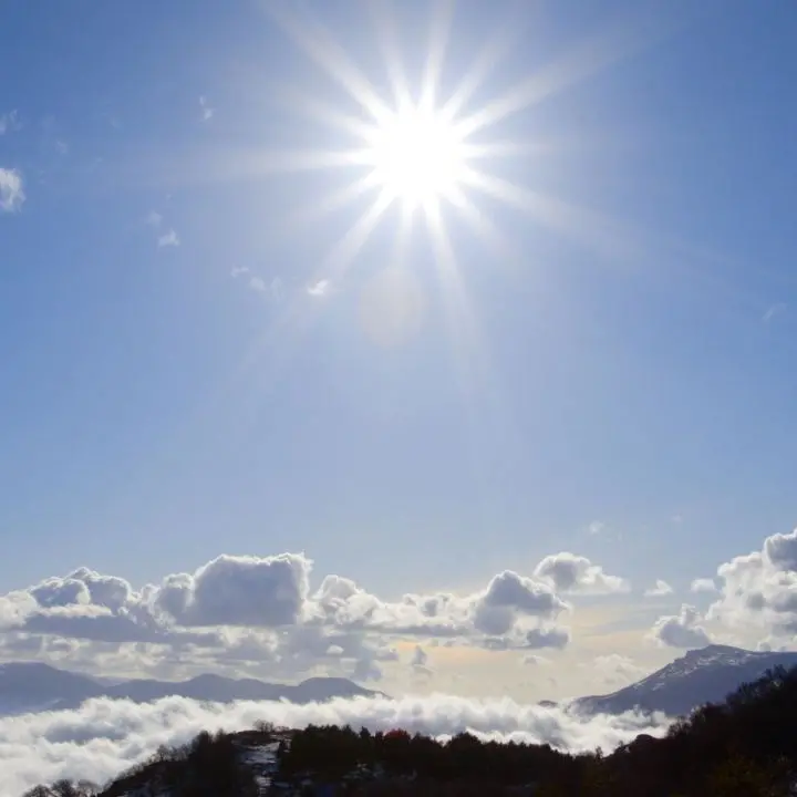 In Spagna è già estate (30°), Calabria sul confine tra caldo e freddo: tempo impazzito in mezza Europa