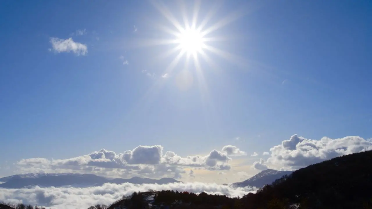 In Spagna è già estate (30°), Calabria sul confine tra caldo e freddo: tempo impazzito in mezza Europa