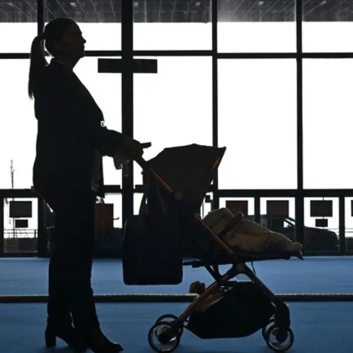 «Vado un attimo in bagno», e abbandona il passeggino con il figlio nel Pronto soccorso di Aprilia