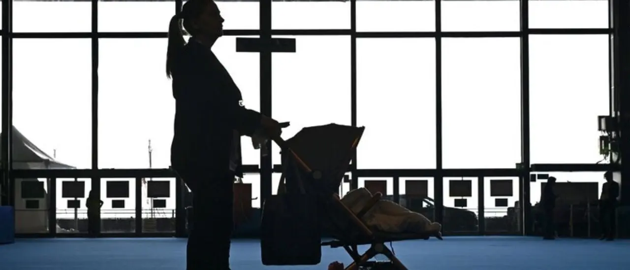 «Vado un attimo in bagno», e abbandona il passeggino con il figlio nel Pronto soccorso di Aprilia