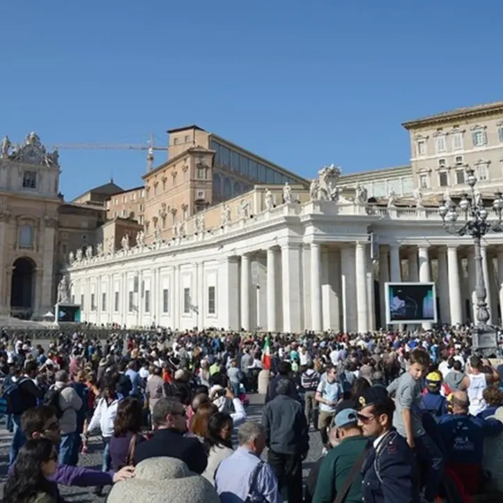 Tenta di entrare in piazza San Pietro con un coltello e ferisce un poliziotto: arrestato calabrese a Roma