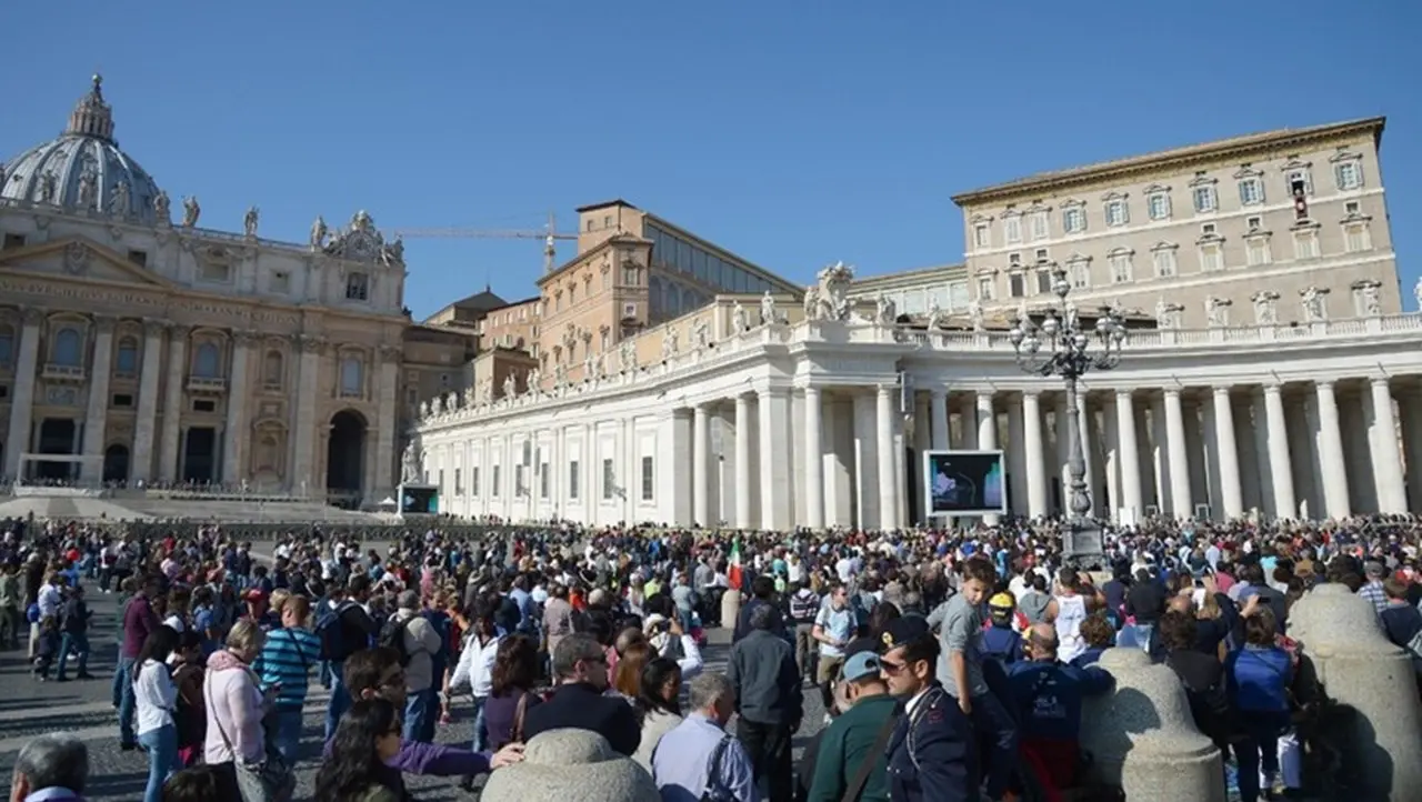 Tenta di entrare in piazza San Pietro con un coltello e ferisce un poliziotto: arrestato calabrese a Roma