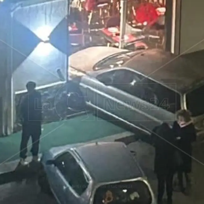 Corigliano, auto sfonda la vetrina di un ristorante: tanta paura ma nessun ferito