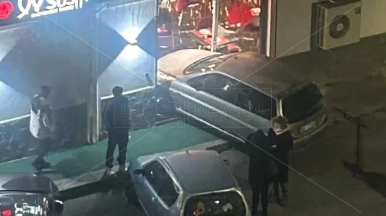 Corigliano, auto sfonda la vetrina di un ristorante: tanta paura ma nessun ferito