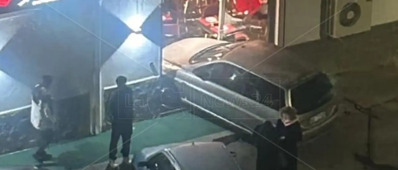 Corigliano, auto sfonda la vetrina di un ristorante: tanta paura ma nessun ferito