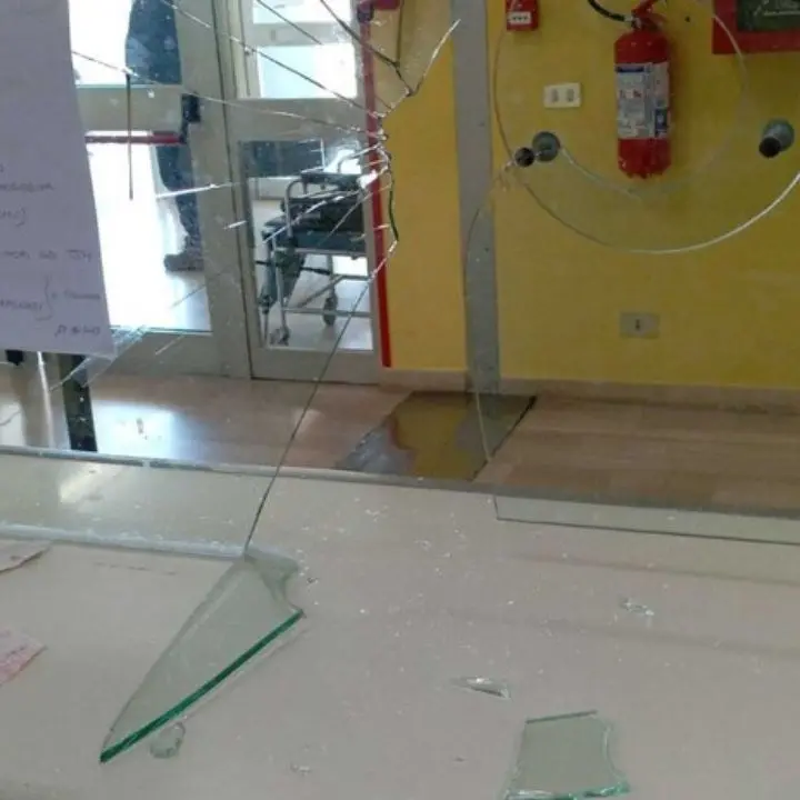 Poliambulatorio di Amantea, aggredisce un dipendente che gli chiede di rispettare la fila e frantuma a pugni il vetro divisorio