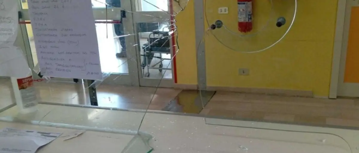 Poliambulatorio di Amantea, aggredisce un dipendente che gli chiede di rispettare la fila e frantuma a pugni il vetro divisorio