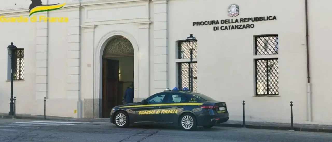 Operaio di Calabria Verde assenteista indagato per truffa aggravata ai danni dello Stato: sequestrati 93mila euro - NOMI