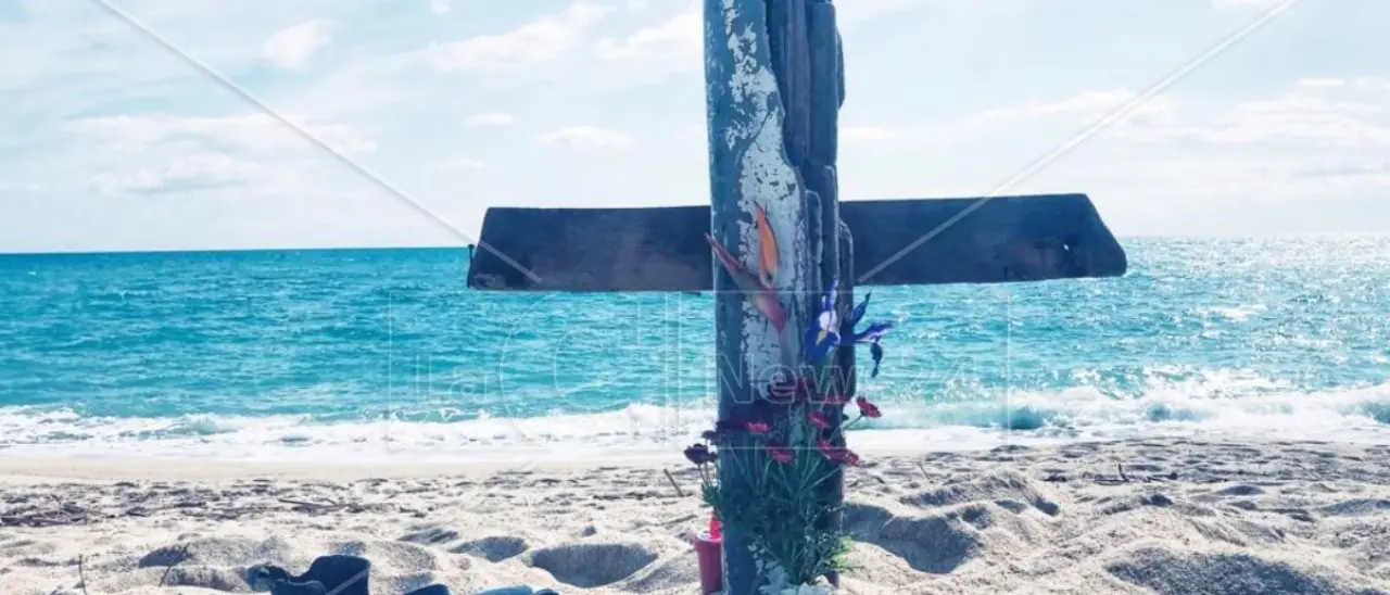 Strage di Cutro, nuove accuse di Frontex: «Due ufficiali italiani erano con noi e non rilevarono pericoli per i migranti»