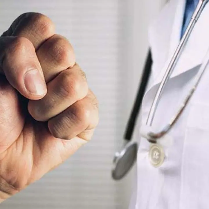 Aggressioni a medici e infermieri, la proposta della Fimmg: «Giusto chiudere le postazioni che non garantiscono la sicurezza»