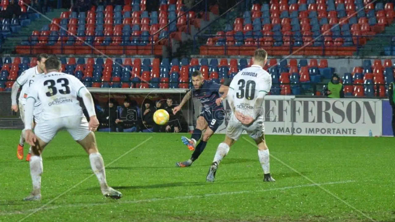 Cosenza cooperativa del gol... ma dietro Gennaro Tutino c’è il vuoto