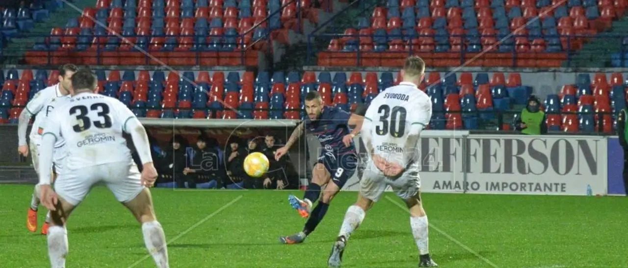 Cosenza cooperativa del gol... ma dietro Gennaro Tutino c’è il vuoto