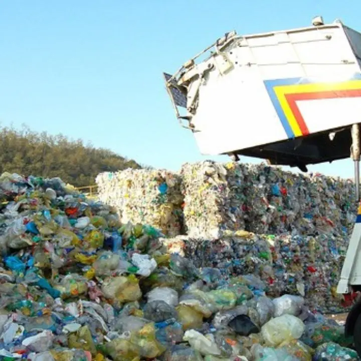 Rifiuti, ecco il piano della Regione Calabria: 80% di differenziata entro il 2027 e inceneritore di Gioia Tauro lungo il cammino