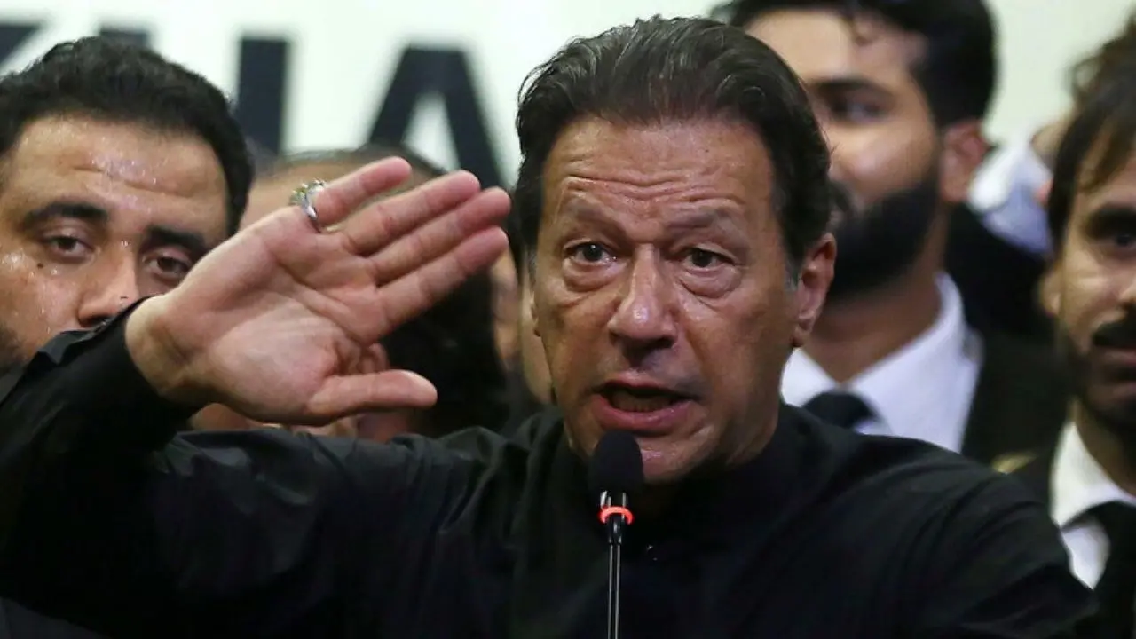 Pakistan, condannati a 14 anni per corruzione l’ex premier Khan e sua moglie