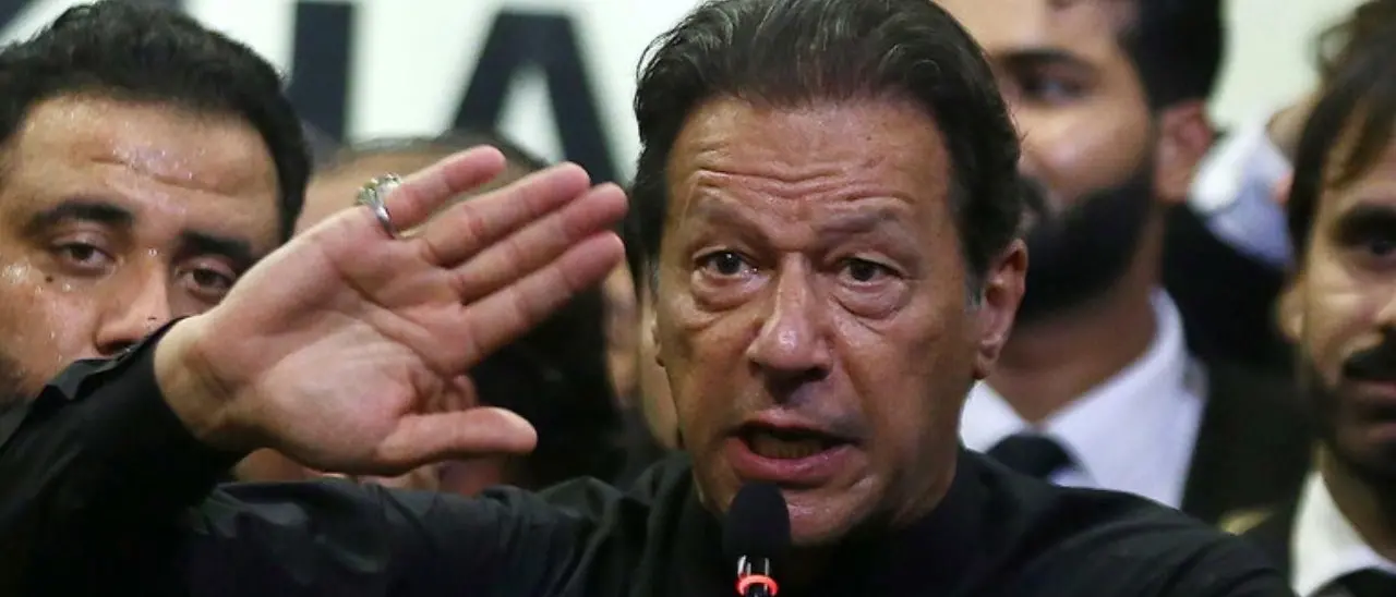 Pakistan, condannati a 14 anni per corruzione l’ex premier Khan e sua moglie