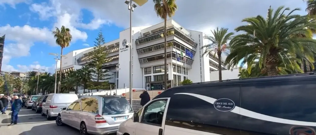 Carri funebri davanti a Palazzo Campanella, gli imprenditori protestano contro la Regione: «La politica vuole schiacciarci»