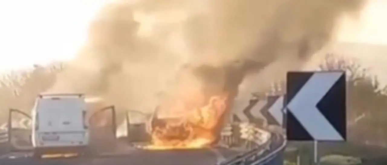 Commando armato blocca e rapina tre furgoni portavalori: sparatoria e auto in fiamme sulla statale di Sassari