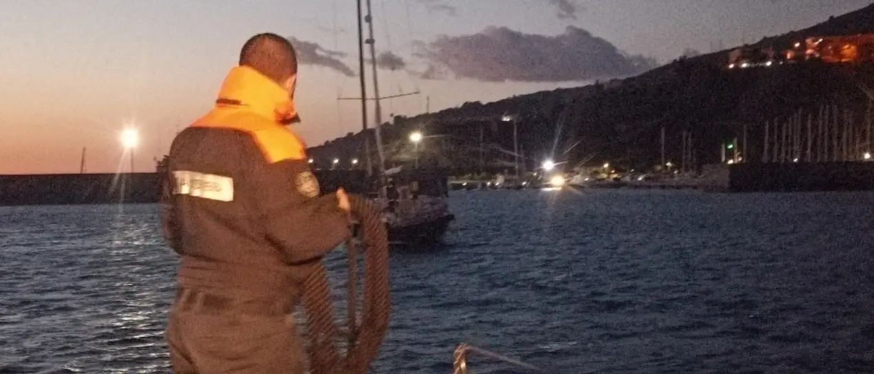 Cetraro, la Guardia costiera soccorre una barca a vela incagliata nei bassi fondali all’ingresso del porto