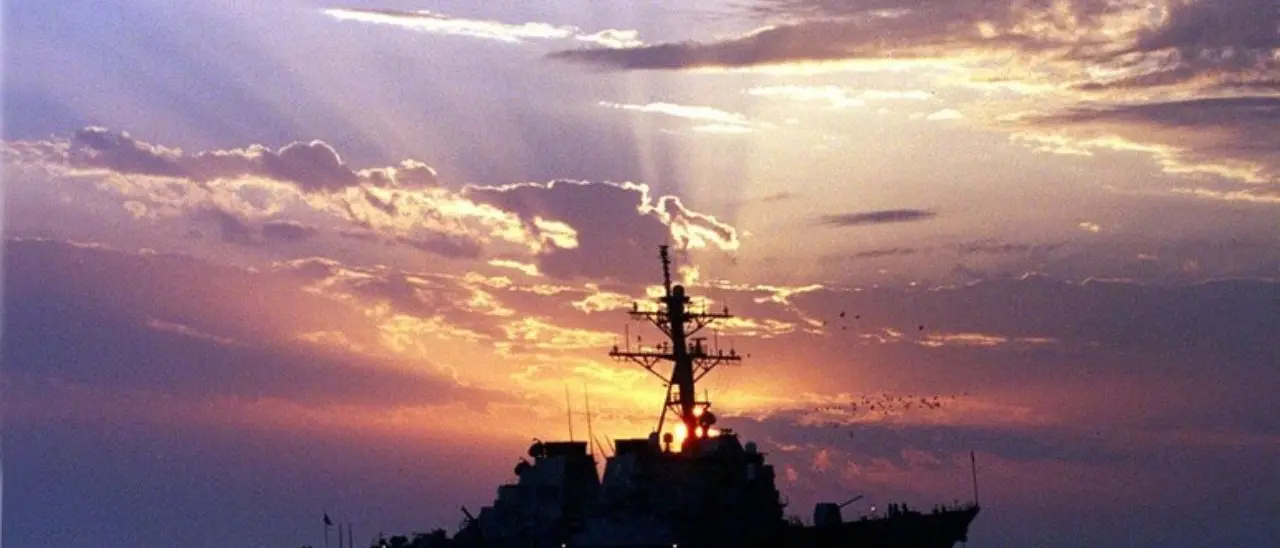 Cacciatorpediniere statunitense abbatte tre droni iraniani e un missile dei ribelli Houthi