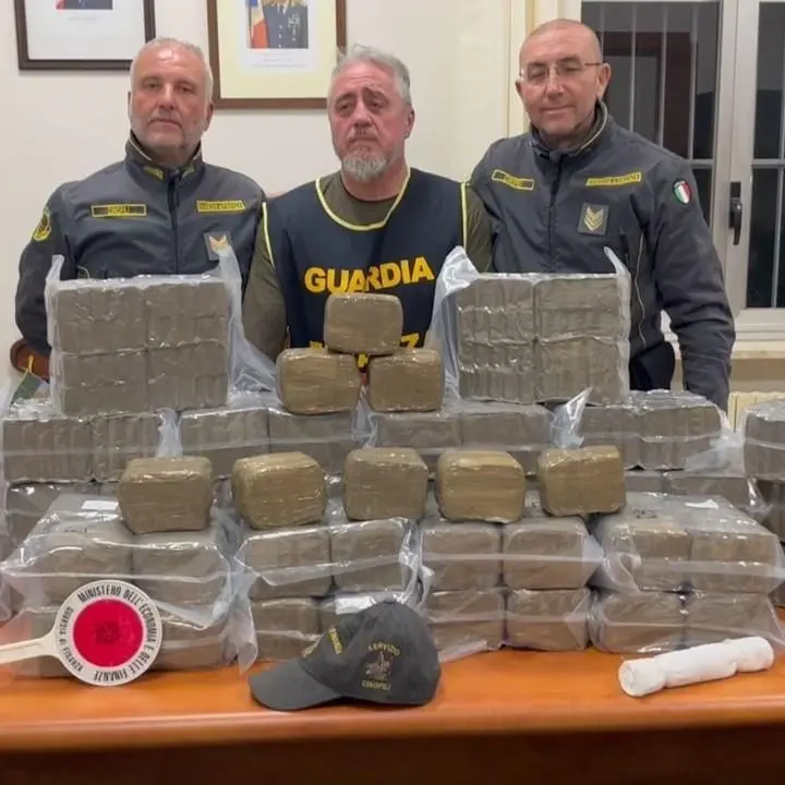 Reggio, in auto con oltre 125 chili di hashish del valore di 1 milione di euro: arrestato corriere della droga
